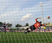 03.10.2004<br>Admira - Austria/0:5 (0:1)<br>SZAMOTULSKI Grzegorz streckt sich vergeblich<br>66. Minute