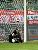24.10.2004<br>Rapid - Austria/1:1 (0:0)<br>Ausgleich zum 1:1 - die Zweite<br>DIDULICA Joey<br>......schl�gt ihn mit dem Fu� weg.....<br><br>54. Minute