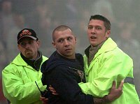24.10.2004<br>Rapid - Austria/1:1 (0:0)<br>Zuschauer wird von Ordnern vom Spielfeld eskortiert - vermutlich Ausl�ser der Ausschreitungen<br><br>80. Minute