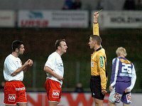 06.11.2004<br>Admira - Salzburg/0:2 (0:0)<br>SCH�RGENHOFER Robert (Schiri) zeigt<br>LEDWON Adam (Admira) die Gelbe<br>25. Minute