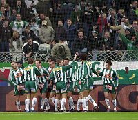 14.11.2004<br>Rapid - Pasching/3:0 (2:0)<br>Jubel nach dem 1:0 durch Feldhofer<br>1. Minute