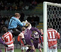20.11.2004<br>Austria - GAK/0:0<br>PAPAC Sasa (Austria) verfehlt den Ball knapp gegen<br>SCHRANZ Andreas (GAK)<br>89. Minute