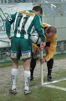 08.12.2004<br>Rapid - FC Tirol/2:2 (0:2)<br>Schiedsrichter STEINER Thomas k�mmert sich h�chstpers�nlich um das Wiedereinsetzen der Cornerfahne<br>58. Minute