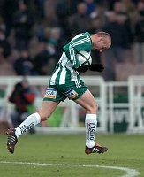 08.12.2004<br>Rapid - FC Tirol/2:2 (0:2)<br>DOSEK Tomas tr�gt nach seinem Tor zum 1:2 den Ball in Windeseile zur Mittelauflage<br>84. Minute