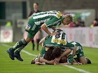 24.04.2005<br>Rapid - Pasching/2:1 (1:1)<br>Kienast, Hlinka, Hiden, Katzer und Kulovits begl�ckw�nschen HOFMANN Steffen zum Siegestor<br>88. Minute