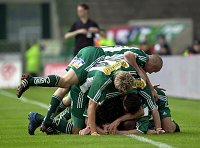 24.04.2005<br>Rapid - Pasching/2:1 (1:1)<br>Dosek, Kienast, Hlinka, Hiden, Katzer und Kulovits begl�ckw�nschen HOFMANN Steffen zum Siegestor<br>88. Minute