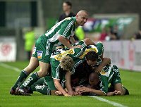 24.04.2005<br>Rapid - Pasching/2:1 (1:1)<br>Dosek, Kienast, Hlinka, Hiden, Katzer und Kulovits begl�ckw�nschen HOFMANN Steffen zum Siegestor<br>88. Minute