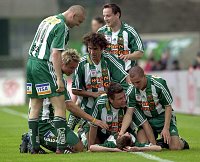 24.04.2005<br>Rapid - Pasching/2:1 (1:1)<br>Dosek, Kienast, Hlinka, Hiden, Katzer und Kulovits begl�ckw�nschen HOFMANN Steffen zum Siegestor<br>88. Minute