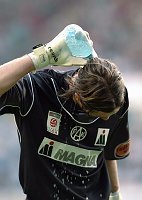 26.05.2005<br>Rapid - Austria/0:1 (0:1)<br>DIDULICA Joseph, erfrischt sich mit einer von einem Zuschauer aufs Spielfeld geworfenen Mineralwasserflasche<br>63. Minute