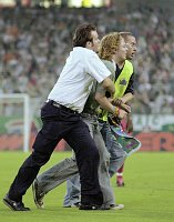 12.08.2004<br>Rapid - Kazan/0:2 (0:0)<br>Ordner arretieren einen flitzenden Fan<br>57. Minute