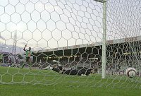 15.08.2004<br>Austria - Tirol/2:2 (2:2)<br>DIDULICA Joseph (Austria), geschlagen<br>KOEJOE Samuel (Tirol) jubelt<br>nach dem Freisto�tor von Gr�ner<br>23. Minute<br>