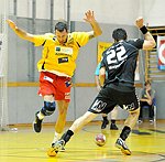 17.09.2011, Krems, Handball, Handball Liga Austria, <br>HLA,, UHK Krems - Bregenz,<br>LAZAREVIC Uros, WAGESREITER Markus<br>...ein Taenzchen in Ehren...<br><br><br>Copyright DIENER / Karl Zierlinger<br>Marktgasse 3-7 / 4 / 5 / 21<br>A-1090 Wien<br>Telefax +43 1 955 32 35<br>Mobil +43 676 629 98 51<br>BA-CA<br>Bank Nr. 12000<br>Account Nr. 00712 223 783<br>e-mail: agentur@diener.at<br>Datenbank: www.diener.at