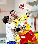 16.12.2011, Krems, Handball, Handball Liga Austria, HLA, UHK Krems, HC Hard<br>SCHMID Dominik, LAZAREVIC Uros<br><br><br>Copyright DIENER / Zierlinger Karl<br>Marktgasse 3-7 / 4 / 5 / 21<br>A-1090 Wien<br>Telefax +43 1 955 32 35<br>Mobil +43 676 629 98 51<br>BA-CA<br>Bank Nr. 12000<br>Account Nr. 00712 223 783<br>e-mail: agentur@diener.at<br>Datenbank: www.diener.at