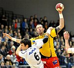 16.12.2011, Krems, Handball, Handball Liga Austria, HLA, UHK Krems, HC Hard<br>SCHMID Dominik, LAZAREVIC Uros<br><br><br>Copyright DIENER / Zierlinger Karl<br>Marktgasse 3-7 / 4 / 5 / 21<br>A-1090 Wien<br>Telefax +43 1 955 32 35<br>Mobil +43 676 629 98 51<br>BA-CA<br>Bank Nr. 12000<br>Account Nr. 00712 223 783<br>e-mail: agentur@diener.at<br>Datenbank: www.diener.at
