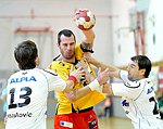 16.12.2011, Krems, Handball, Handball Liga Austria, HLA, UHK Krems, HC Hard<br>TANASKOVIC Marko, LAZAREVIC Uros, KNAUTH Michael<br><br><br>Copyright DIENER / Zierlinger Karl<br>Marktgasse 3-7 / 4 / 5 / 21<br>A-1090 Wien<br>Telefax +43 1 955 32 35<br>Mobil +43 676 629 98 51<br>BA-CA<br>Bank Nr. 12000<br>Account Nr. 00712 223 783<br>e-mail: agentur@diener.at<br>Datenbank: www.diener.at