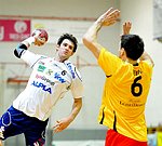 16.12.2011, Krems, Handball, Handball Liga Austria, HLA, UHK Krems, HC Hard<br>SCHMID Dominik, BELAS Ivica<br><br><br>Copyright DIENER / Zierlinger Karl<br>Marktgasse 3-7 / 4 / 5 / 21<br>A-1090 Wien<br>Telefax +43 1 955 32 35<br>Mobil +43 676 629 98 51<br>BA-CA<br>Bank Nr. 12000<br>Account Nr. 00712 223 783<br>e-mail: agentur@diener.at<br>Datenbank: www.diener.at