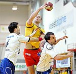 16.12.2011, Krems, Handball, Handball Liga Austria, HLA, UHK Krems, HC Hard<br>KATHREIN Alex, SCHMOELZ Johann, KNAUTH Michael<br><br><br>Copyright DIENER / Zierlinger Karl<br>Marktgasse 3-7 / 4 / 5 / 21<br>A-1090 Wien<br>Telefax +43 1 955 32 35<br>Mobil +43 676 629 98 51<br>BA-CA<br>Bank Nr. 12000<br>Account Nr. 00712 223 783<br>e-mail: agentur@diener.at<br>Datenbank: www.diener.at