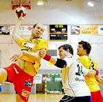 16.12.2011, Krems, Handball, Handball Liga Austria, HLA, UHK Krems, HC Hard<br>SCHMOELZ Johann, GLUSAKS Janis, WALZER Guenther<br><br><br>Copyright DIENER / Zierlinger Karl<br>Marktgasse 3-7 / 4 / 5 / 21<br>A-1090 Wien<br>Telefax +43 1 955 32 35<br>Mobil +43 676 629 98 51<br>BA-CA<br>Bank Nr. 12000<br>Account Nr. 00712 223 783<br>e-mail: agentur@diener.at<br>Datenbank: www.diener.at
