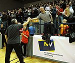 30.12.2011, Krems, Handball, Handball Liga Austria, HLA, UHK Krems, SG Westwien<br>SZILAGYI Istvan bedankt sich beim Kollegen ASCHAUER Thomas fr die stimmkraeftige Unterstuetzung<br><br><br>Copyright DIENER / Zierlinger Karl<br>Marktgasse 3-7 / 4 / 5 / 21<br>A-1090 Wien<br>Telefax +43 1 955 32 35<br>Mobil +43 676 629 98 51<br>BA-CA<br>Bank Nr. 12000<br>Account Nr. 00712 223 783<br>e-mail: agentur@diener.at<br>Datenbank: www.diener.at